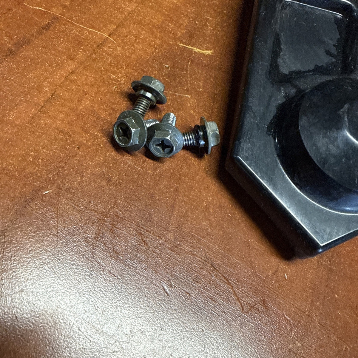2002 Suzuki Volusia VL800 Rear Left Swinging Drive Arm Axle Plastic Cover Bolts